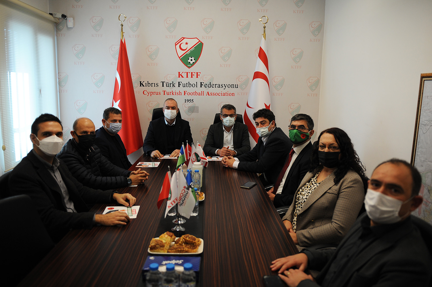 CTP Genel Başkanı Erhürman ve beraberindeki heyet KTFF'yi ziyaret etti