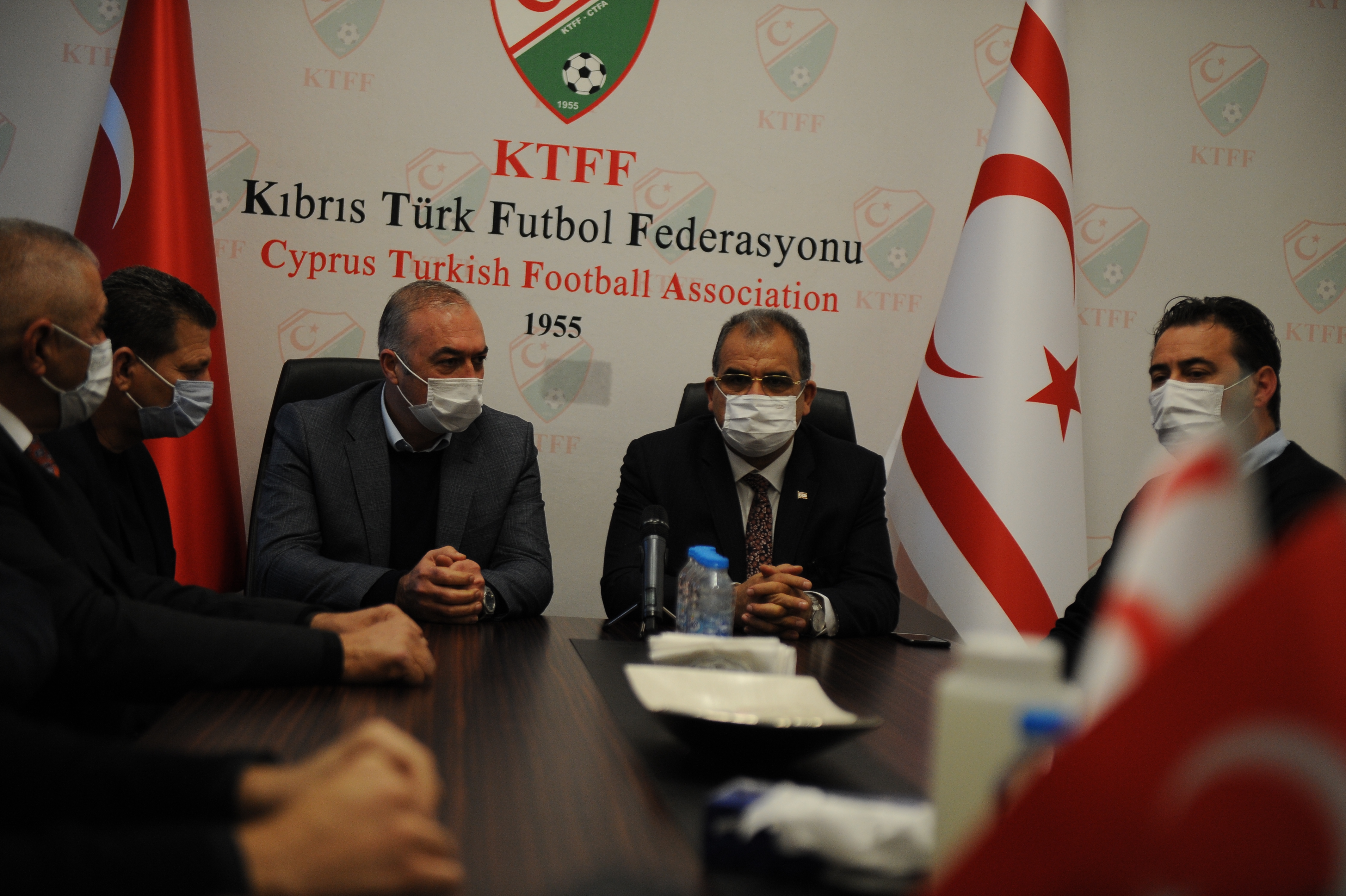 Başbakan Sucuoğlu ve beraberindeki heyet KTFF'yi ziyaret etti