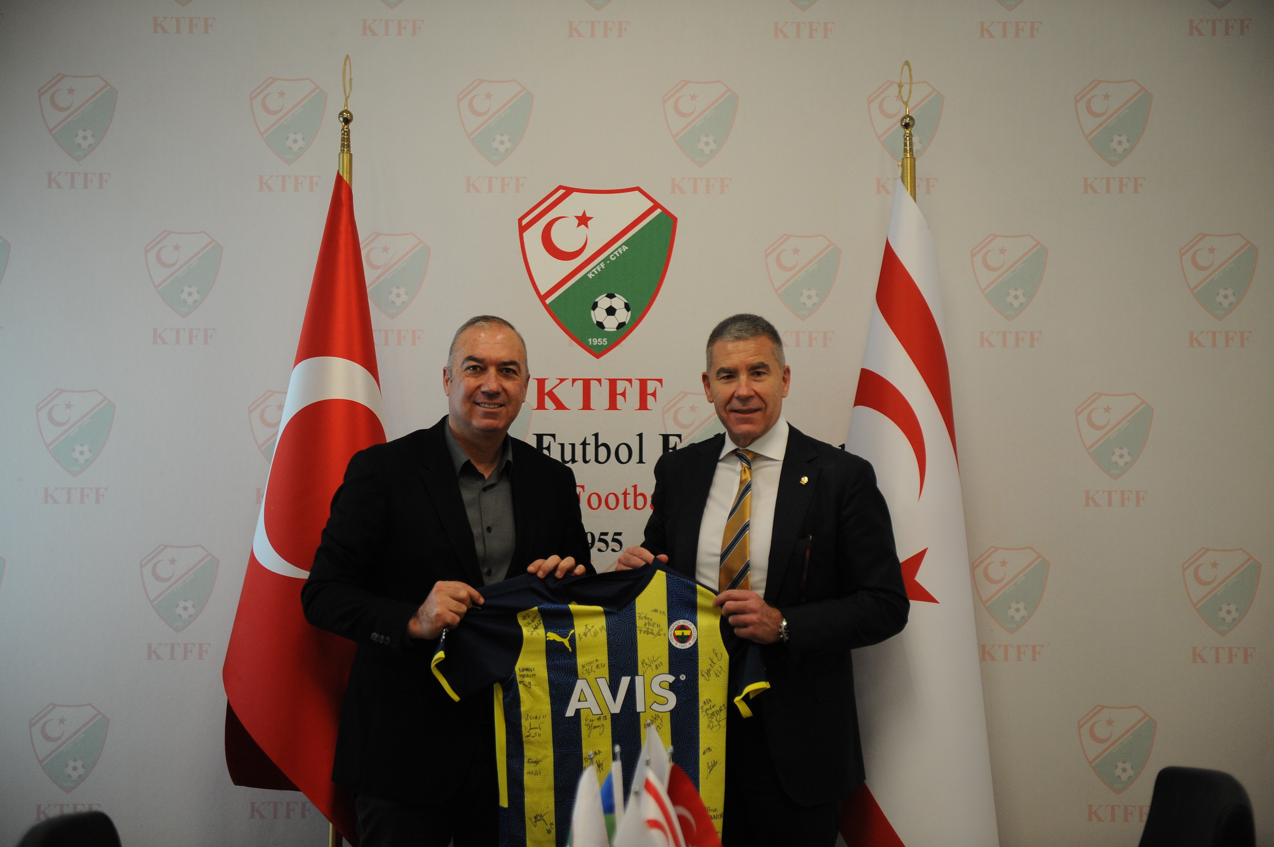 Fenerbahçe Kadın Futbol Takımı KTFF'yi ziyaret etti