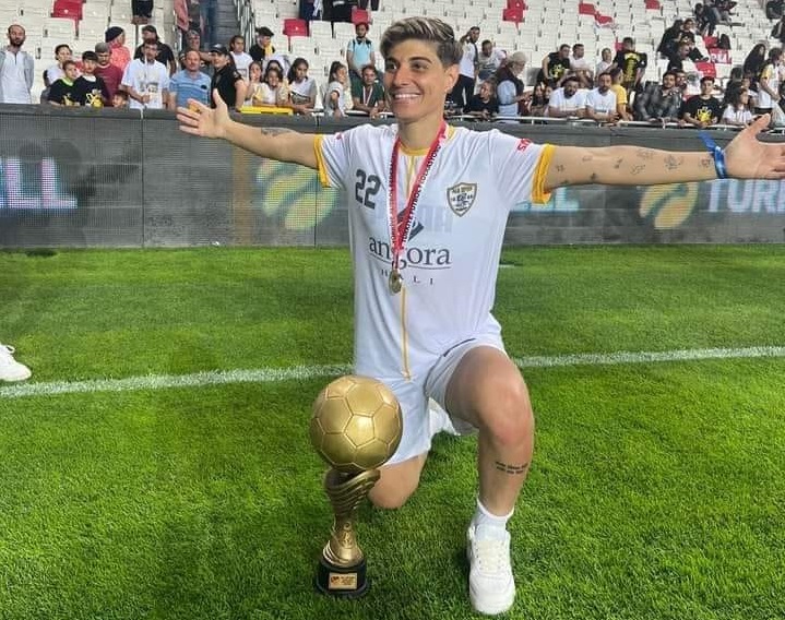 Kıbrıslı Türk futbolcu Zehra Borazancı'yı tebrik