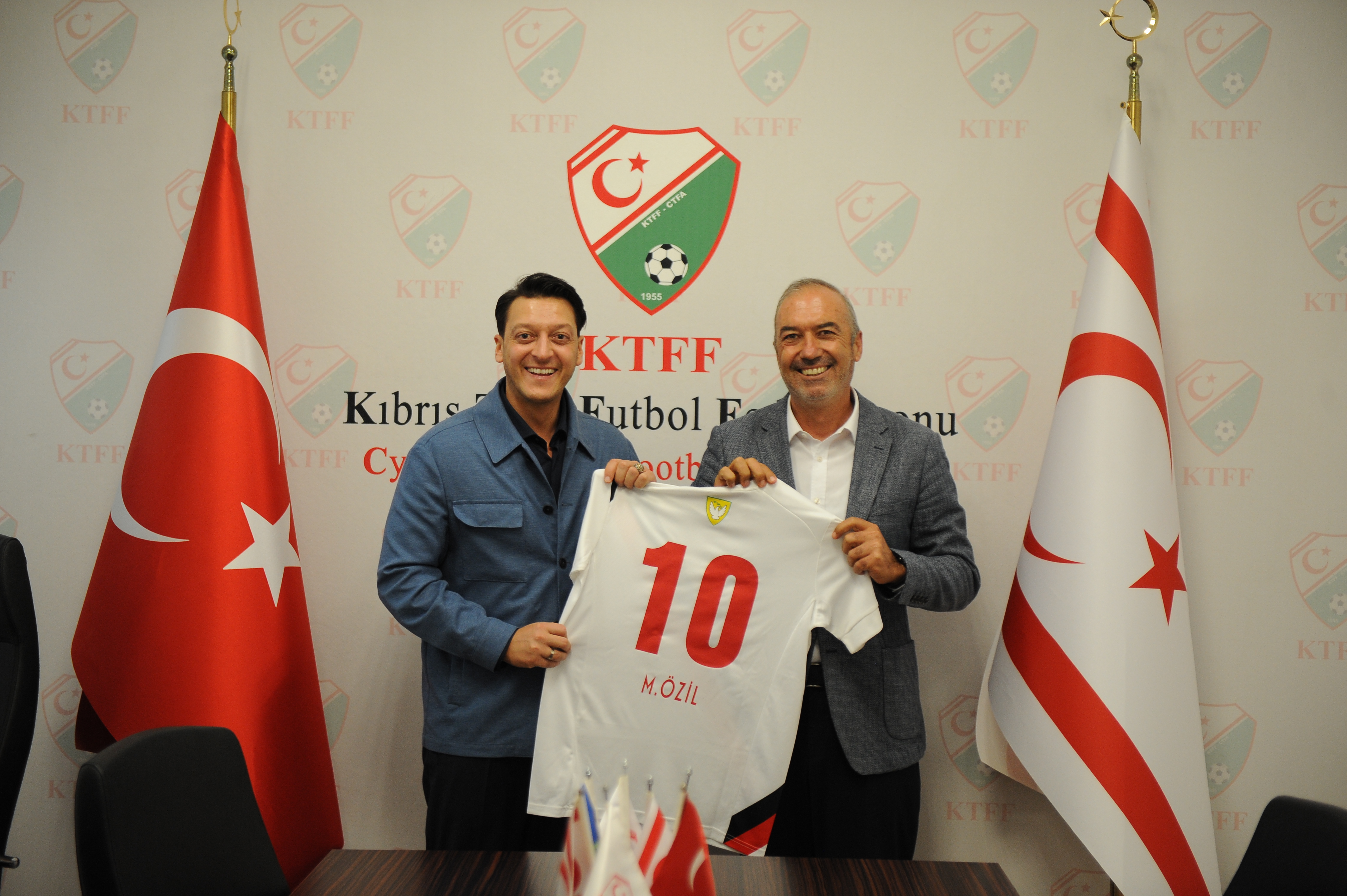 Mesut Özil'den KTFF ziyareti